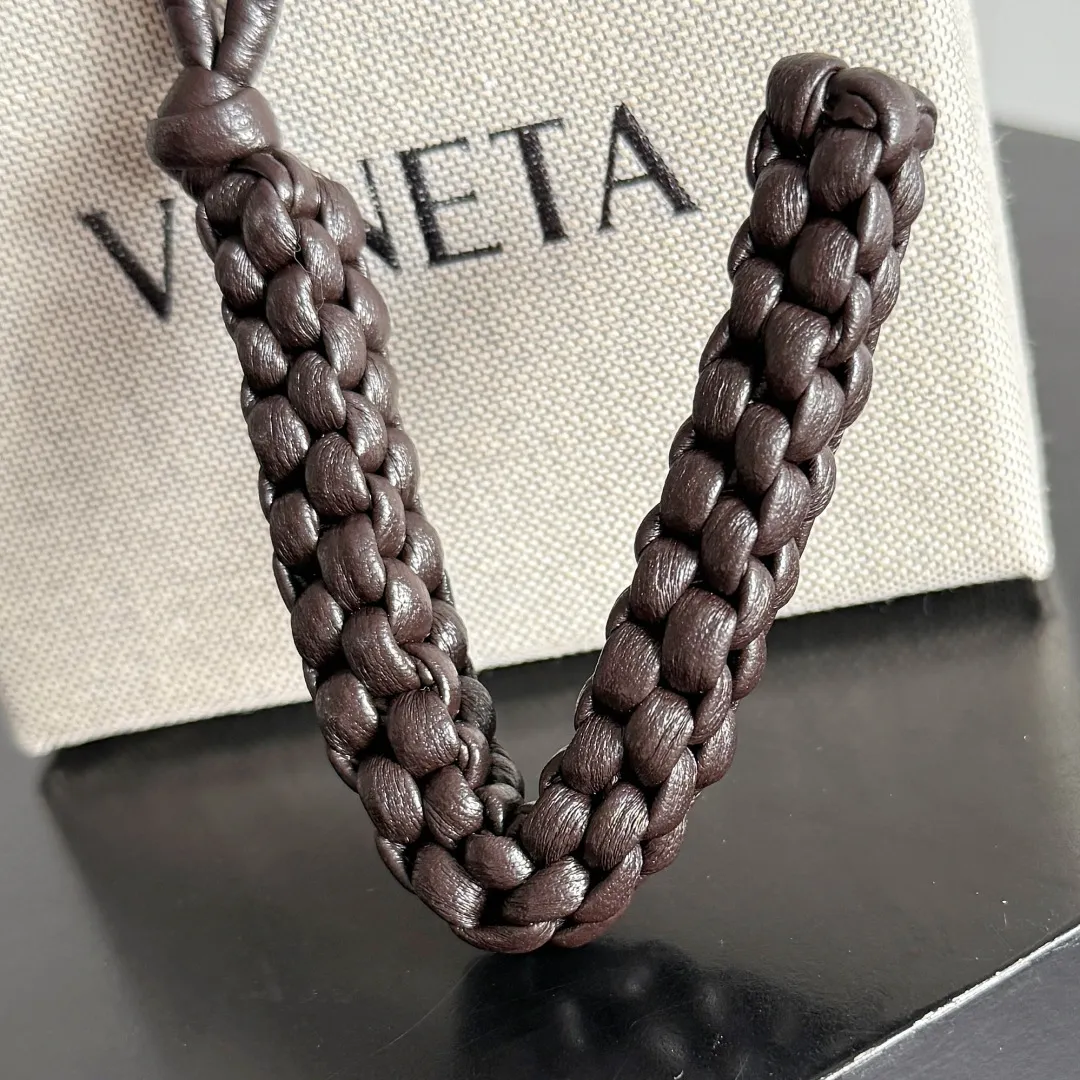 Batch 420 Let’s see what new cute little thing BV has released~ It’s this letter pendant, which is different from the puppy pendant. The weaving of this letter is more three-dimensional, and the material is very solid, and it is not easy to deform even if it is folded. Style number: V